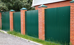Забор из профлиста двухсторонний зеленый цвет с кирпичными столбами