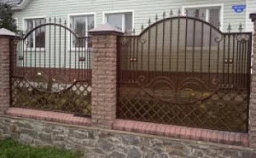 Забор из поликарбоната с кованными пиками
